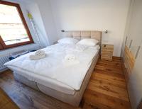 A bed or beds in a room at Appartementhaus Römerhof Superior - Kärnten Card Sommer inklusive