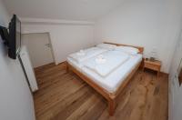 A bed or beds in a room at Appartementhaus Römerhof Superior - Kärnten Card Sommer inklusive