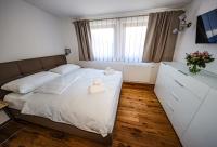 A bed or beds in a room at Appartementhaus Römerhof Superior - Kärnten Card Sommer inklusive