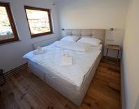 A bed or beds in a room at Appartementhaus Römerhof Superior - Kärnten Card Sommer inklusive