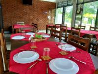 un comedor con mesas rojas y sillas con mantel rojo en Cocolagoon eco Resort Nilaveli, en Trincomalee