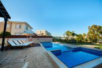 Bazén v ubytování Beach Front Bella Vista by Ezoria Villas nebo v jeho okolí