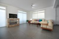 TV a/nebo společenská místnost v ubytování Beach Front Bella Vista by Ezoria Villas