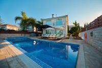 Bazén v ubytování Beach Front Bella Vista by Ezoria Villas nebo v jeho okolí