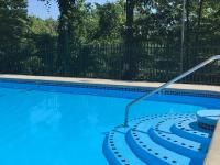 einen Pool mit einem Schlauch, der herausragt in der Unterkunft The River Cottage in Pigeon Forge