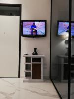 Televízia a/alebo spoločenská miestnosť v ubytovaní La suite del centro storico