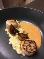 Le Relais de la Forge في Selonnet: طبق من الطعام يحتوي على الفطر وشريحة من الجبن