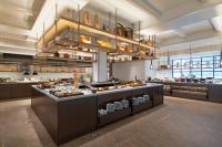 una gran cocina con un buffet de comida en Melia Koh Samui, en Choeng Mon Beach