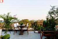 Queen Seagull Boutique Hotel في إسطنبول: فناء مع طاولة وكراسي على شرفة