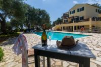 Bazén v ubytovaní Villa Elaia Suites & Apartments No.7 alebo v jeho blízkosti