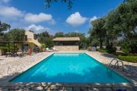 Bazén v ubytovaní Villa Elaia Suites & Apartments No.7 alebo v jeho blízkosti