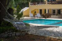 Bazén v ubytovaní Villa Elaia Suites & Apartments No.7 alebo v jeho blízkosti