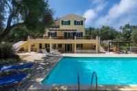 Bazén v ubytovaní Villa Elaia Suites & Apartments No.7 alebo v jeho blízkosti