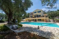 Bazén v ubytovaní Villa Elaia Suites & Apartments No.7 alebo v jeho blízkosti