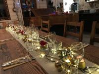 Una mesa larga con copas de vino y luces encima. en La Chanterelle - Mountain Lodge, en La Côte dʼArbroz