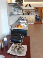 BrjánslækurにあるHótel Flókalundurのキッチン(カウンター、ノートパソコン、テーブル付)