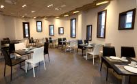 Reštaurácia alebo iné gastronomické zariadenie v ubytovaní Hostal Hispano
