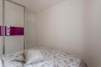 Posteľ alebo postele v izbe v ubytovaní COOL APARTMAN