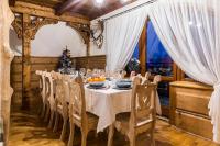 Reštaurácia alebo iné gastronomické zariadenie v ubytovaní Apartament Bajkowy & Dwupoziomowy Krzesany