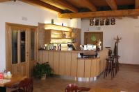 Un bar en un restaurante con mesas y sillas. en Bílý Beránek, en Hladov