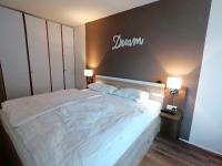 Postel nebo postele na pokoji v ubytování Ferienwohnung am Schluchsee mit Balkon & Pool