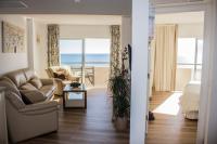 Posedenie v ubytovaní Beachfront apartment in Fuengirola with sea views