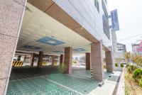 Home Fourest Residence Hotel Okpoの敷地内または近くにあるプール
