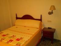 Łóżko lub łóżka w pokoju w obiekcie Hostal el Volao