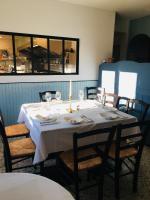 einen Esstisch mit einem weißen Tischtuch drauf in der Unterkunft Chez Marie in Linguizzetta