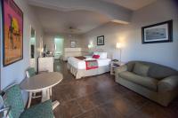 Ein Sitzbereich in der Unterkunft Ramada by Wyndham &amp; Suites South Padre Island