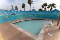 ein großer Pool in einem Wasserpark in der Unterkunft Ramada by Wyndham &amp; Suites South Padre Island in South Padre Island