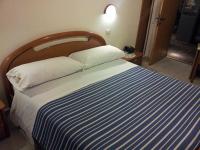 Łóżko lub łóżka w pokoju w obiekcie Hotel Acapulco