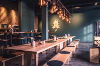 Un comedor con una mesa larga y bancos. en coucou hotel & kuckucks-stube (Titisee), en Titisee-Neustadt