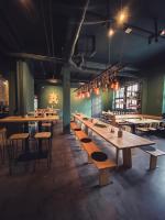 una fila de mesas y sillas en un restaurante en coucou hotel & kuckucks-stube (Titisee), en Titisee-Neustadt