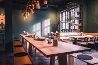 una fila de mesas en un restaurante con sillas en coucou hotel & kuckucks-stube (Titisee), en Titisee-Neustadt