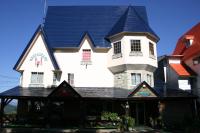 una gran casa blanca con techo azul en Annex Aburaya, en Iiyama