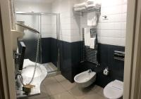 A bathroom at Hotel Villa Savoia