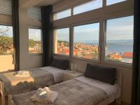 Łóżko lub łóżka w pokoju w obiekcie Duplex Apartment with Private Swimming Pool