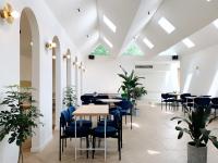 西安市にあるYiXi Designer Hotel - Xi'an Bell Tower & Ming City Wall & T'ang Dynasty Ever-Bright Cityのダイニングルーム(青い椅子、テーブル付)