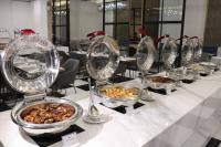 una línea buffet de tazones de comida sobre una mesa en Bigland Bogor Hotel Powered by Archipelago, en Bogor