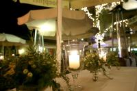 una mesa con velas y flores y luces en ella en Hotel Watthalden, en Ettlingen