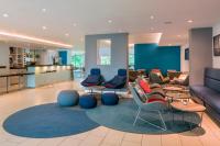 sala de estar con sofá, sillas y mesas en Holiday Inn Express Doncaster by IHG, en Doncaster