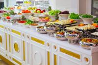 La Boutique Hotel & Suites - Adults Only في أنطاليا: بوفيه به العديد من أطباق الطعام على الطاولة