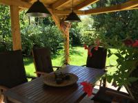 Vonkajšia záhrada v ubytovaní Wooden Apartman Prémium Jacuzzival