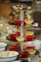 un plateau à trois niveaux de nourriture sur une table dans l'établissement Princessa Hotel, à Jounieh