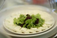 une assiette de pâtes et de brocolis dessus dans l'établissement Princessa Hotel, à Jounieh