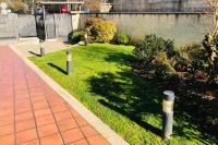 A garden outside Apartamento con piscina y terraza al lado de la playa
