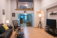 Televízia a/alebo spoločenská miestnosť v ubytovaní Loft renovated flat 5' from the old town Corfu