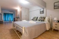 Posteľ alebo postele v izbe v ubytovaní Loft renovated flat 5' from the old town Corfu