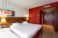 Postel nebo postele na pokoji v ubytování Hotel Las Artes